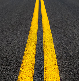 道路上平行的黄色条纹
