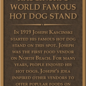 卡钦斯基世界著名的热狗摊牌匾